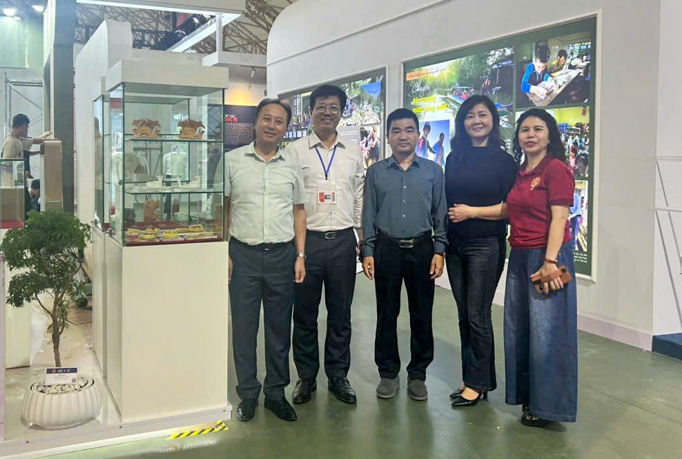 PGS.TS.Trần Cao Bính cùng các thành viên đoàn công tác chụp ảnh kỷ niệm tại tủ trưng bày của Bệnh viện.